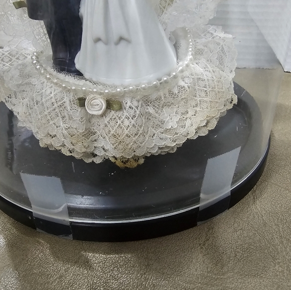 Beautiful Bride & Groom wedding topper with storage case. - Picture 3 of 3